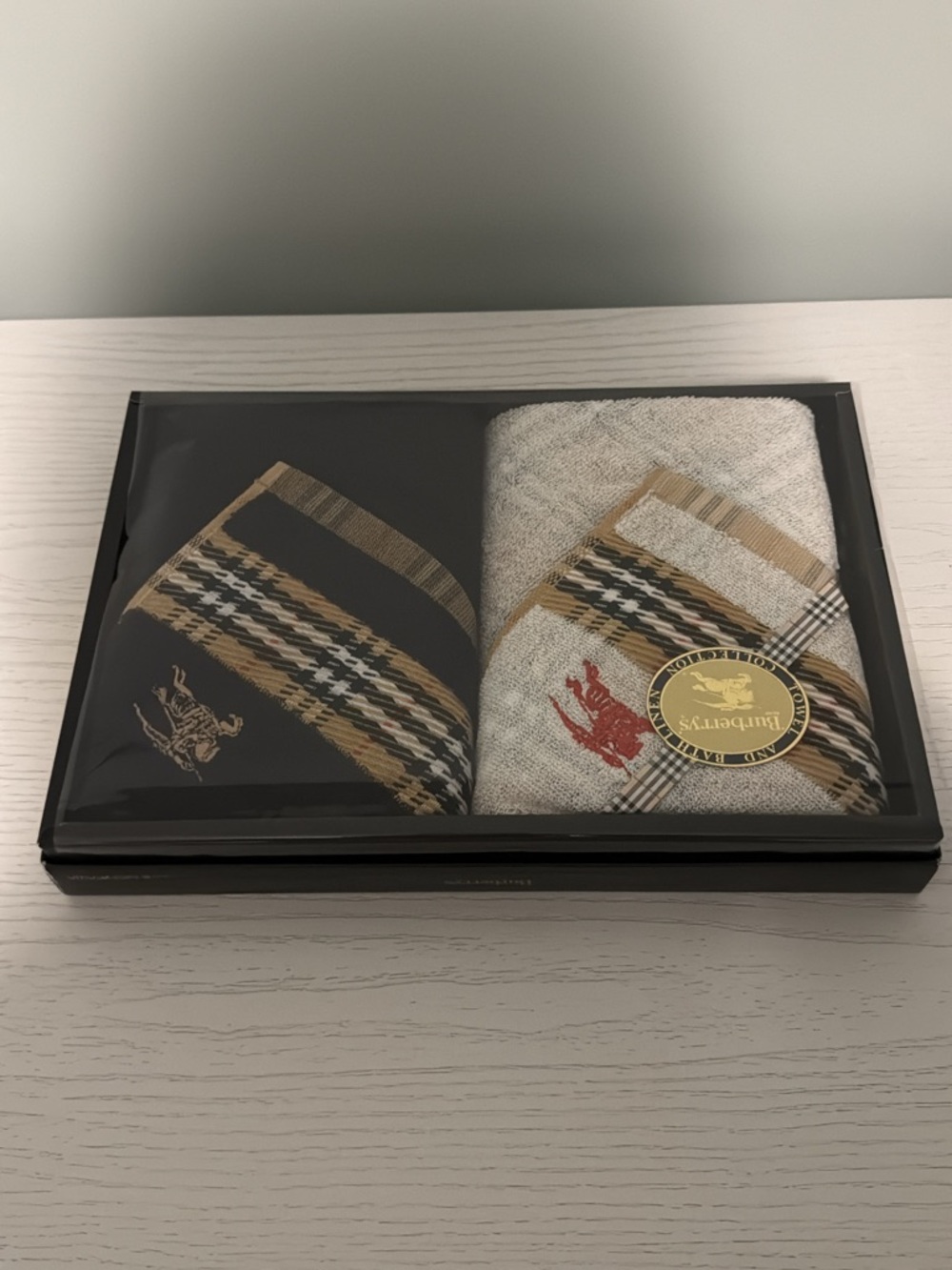 NIB Burberry Towel & Washcloth Set Black & White - Picture 2 of 3